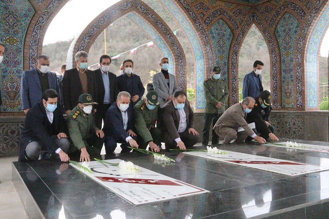  گلزار شهدای گمنام لاهیجان درنخستین روز دهه فجر گلباران شد